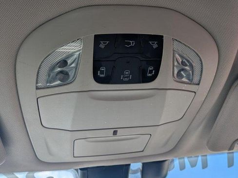 Used 2018 Chrysler Pacifica Touring-L FWD image 12