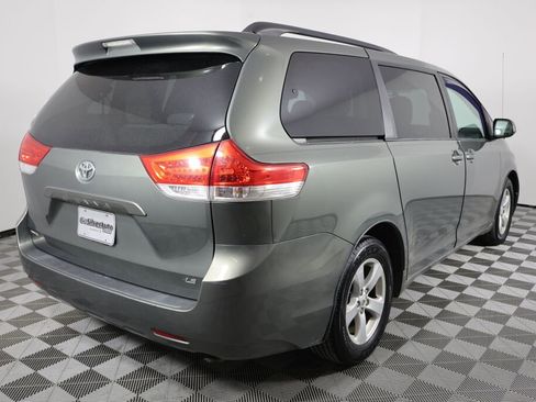 Used 2011 Toyota Sienna LE image 2