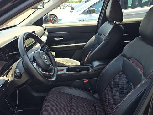 Used 2025 Nissan Kicks SR AWD/4WD image 3