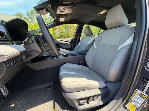 Used 2026 Toyota Camry SE image 5