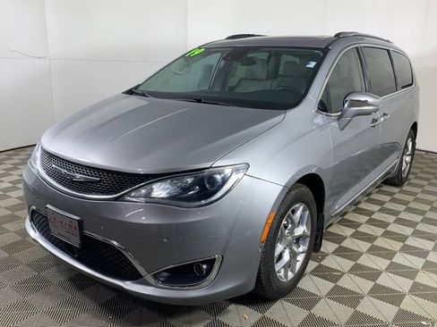 Used 2019 Chrysler Pacifica Limited w/ Advanced Safetytec Group FWD image 14