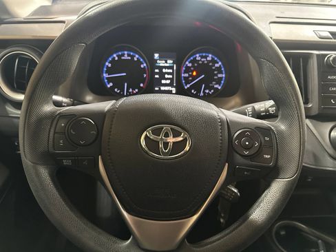 Used 2018 Toyota RAV4 LE FWD image 18