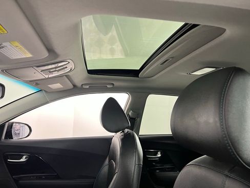 Used 2022 Kia Niro EX Premium w/ Cold Weather Package image 26