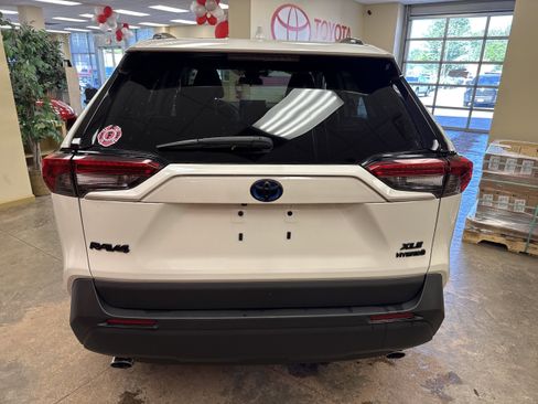 Used 2022 Toyota RAV4 XLE Premium AWD/4WD image 9