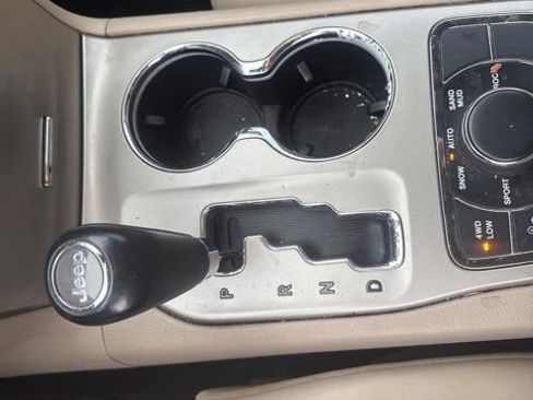 Used 2013 Jeep Grand Cherokee Limited w/ Luxury Group II image 16