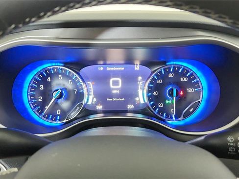 Used 2023 Chrysler Pacifica Touring-L FWD image 23