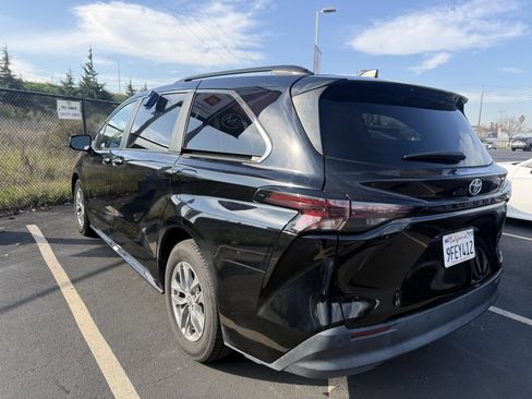 Used 2023 Toyota Sienna XLE image 4