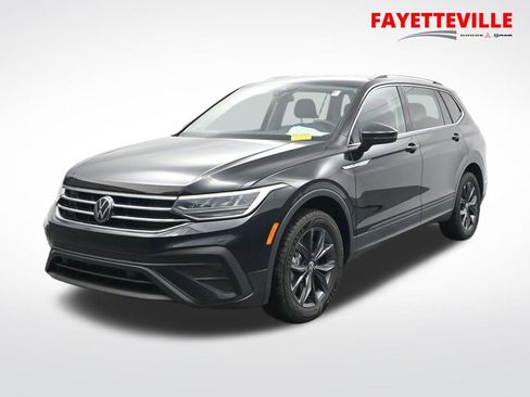Used 2023 Volkswagen Tiguan SE FWD image 1