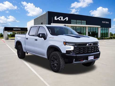 Used 2023 Chevrolet Silverado 1500 ZR2 w/ Technology Package AWD/4WD image 3