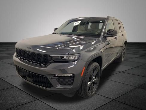 Used 2025 Jeep Grand Cherokee Limited w/ Luxury Tech Group II AWD/4WD image 3