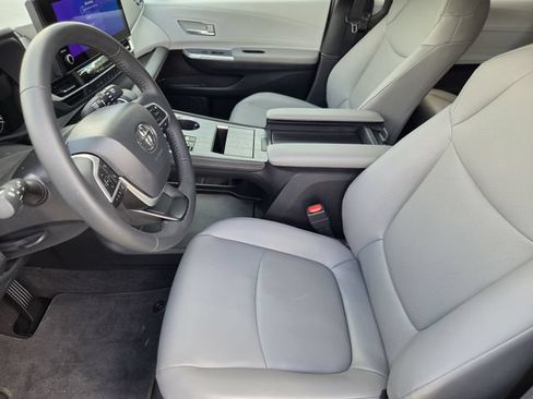 Certified 2026 Toyota Sienna XLE FWD image 11
