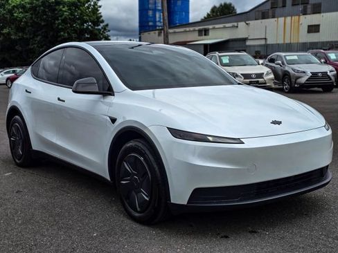 Used 2026 Tesla Model Y AWD image 1