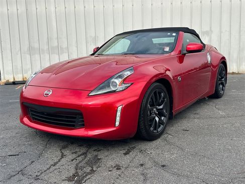 Used 2019 Nissan 370Z Touring image 2