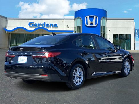 Used 2025 Toyota Camry SE image 6