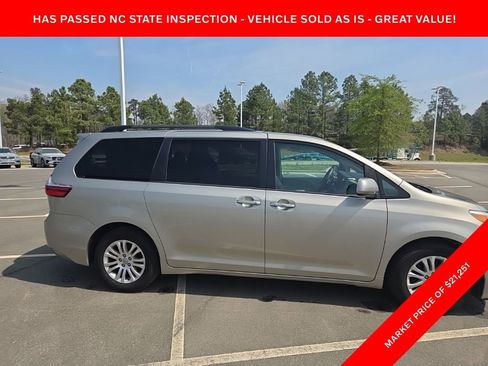Used 2017 Toyota Sienna XLE FWD image 3