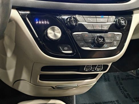 Used 2024 Chrysler Pacifica Touring-L image 8