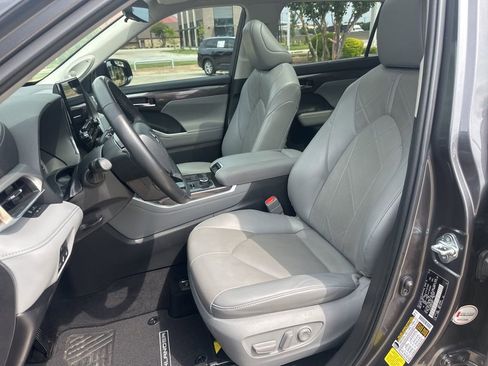 Used 2022 Toyota Highlander Platinum image 5