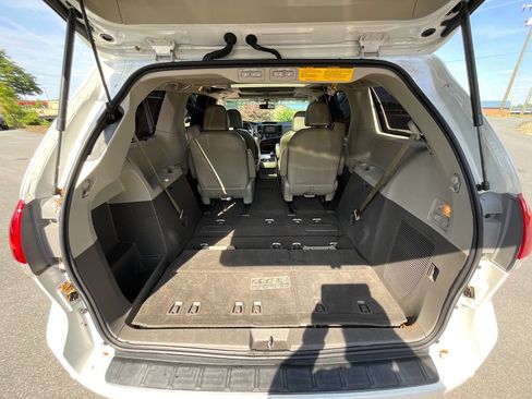 Used 2011 Toyota Sienna Limited image 26