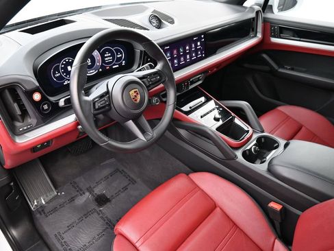 Certified 2024 Porsche Cayenne Coupe AWD/4WD image 4