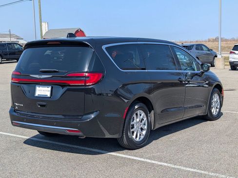 Used 2023 Chrysler Pacifica Touring-L FWD image 4