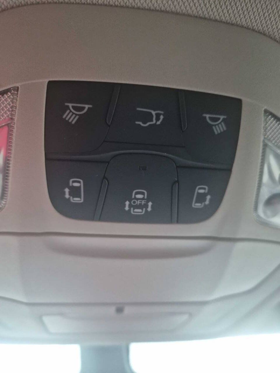 Used 2023 Chrysler Voyager LX FWD image 17