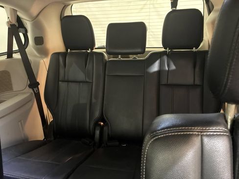 Used 2014 Chrysler Town & Country Touring FWD image 10