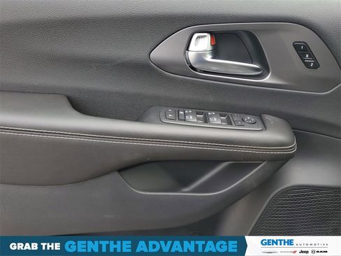 New 2026 Chrysler Pacifica Select image 10