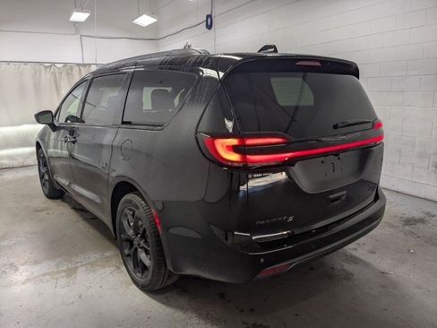 New 2026 Chrysler Pacifica Limited w/ S Appearance Package AWD/4WD image 8