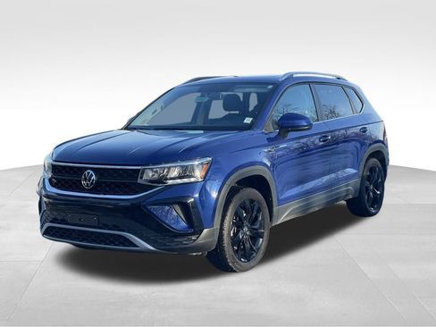 Certified 2022 Volkswagen Taos SE image 2