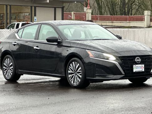 Used 2024 Nissan Altima 2.5 SV image 9