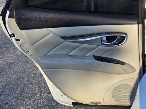 Used 2011 INFINITI M56 x w/ Deluxe Touring Pkg image 32