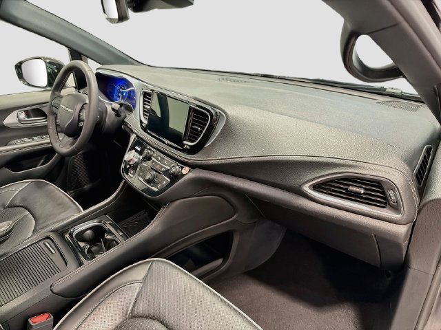 Used 2025 Chrysler Pacifica Limited FWD image 25