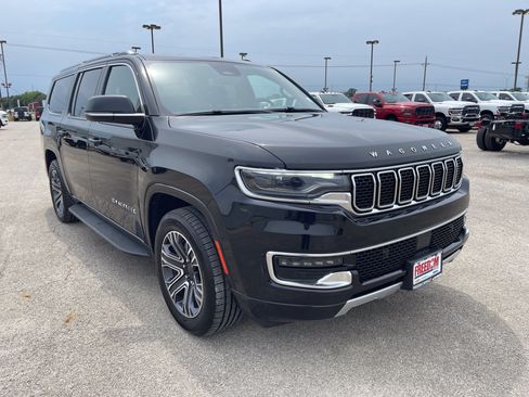 Used 2024 Jeep Wagoneer L Series II RWD image 2