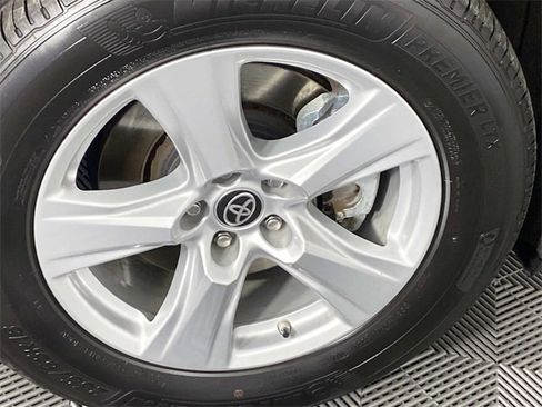 Used 2022 Toyota Highlander LE image 30