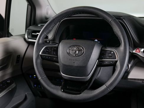 Used 2023 Toyota Sienna Limited AWD/4WD image 11