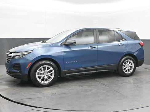 Used 2024 Chevrolet Equinox LS w/ LS Convenience Package FWD image 4