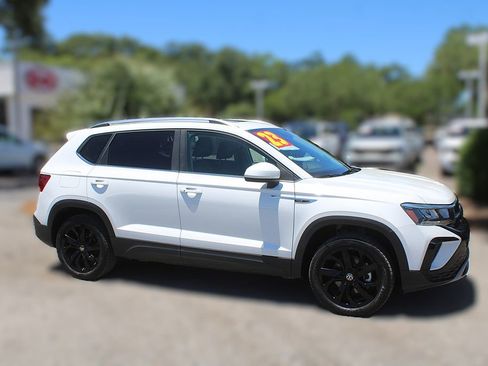 Used 2023 Volkswagen Taos SE w/ Panoramic Sunroof Package FWD image 4