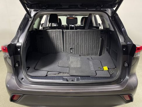 Certified 2021 Toyota Highlander XLE AWD/4WD image 10