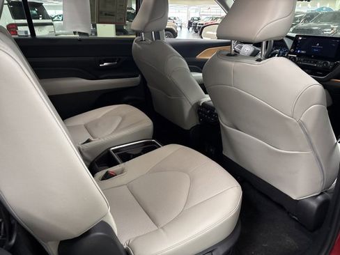 Used 2025 Toyota Grand Highlander AWD image 12