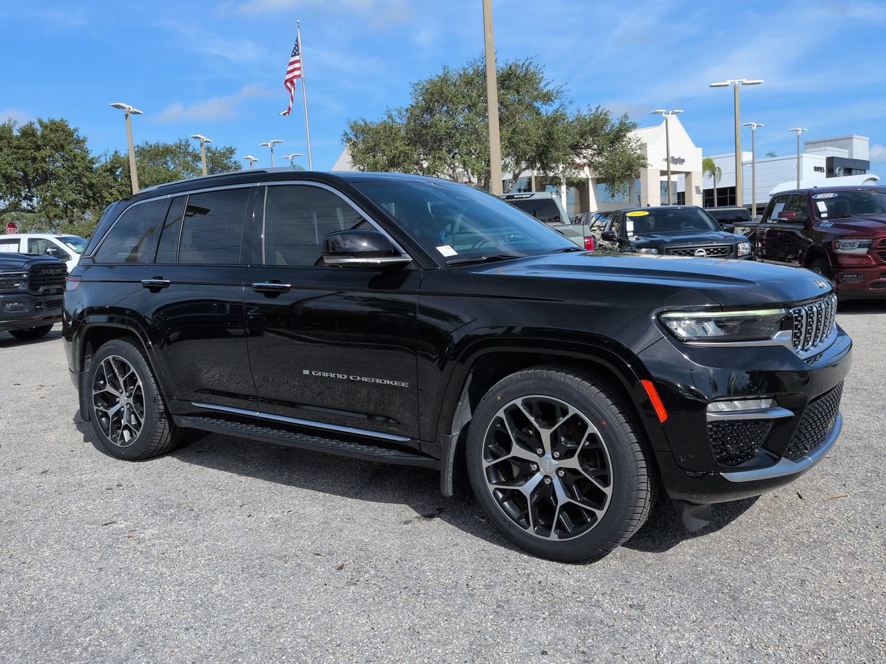 Used 2022 Jeep Grand Cherokee Summit AWD/4WD image 2