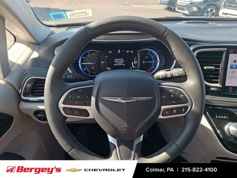 Used 2023 Chrysler Pacifica Touring-L FWD image 22