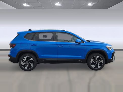 New 2026 Volkswagen Taos SE image 8