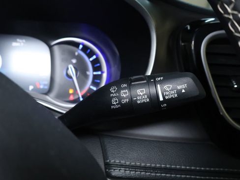 Used 2023 Chrysler Pacifica Touring-L image 28