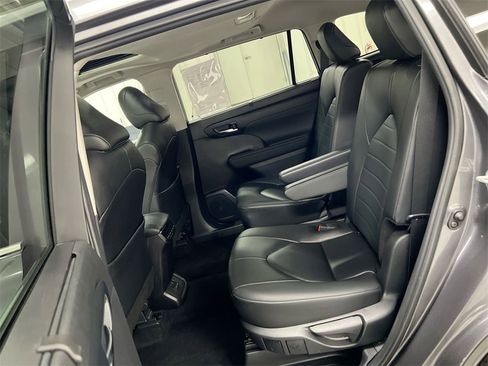 Used 2024 Toyota Highlander XLE image 23