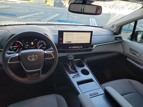 Used 2025 Toyota Sienna XLE image 24