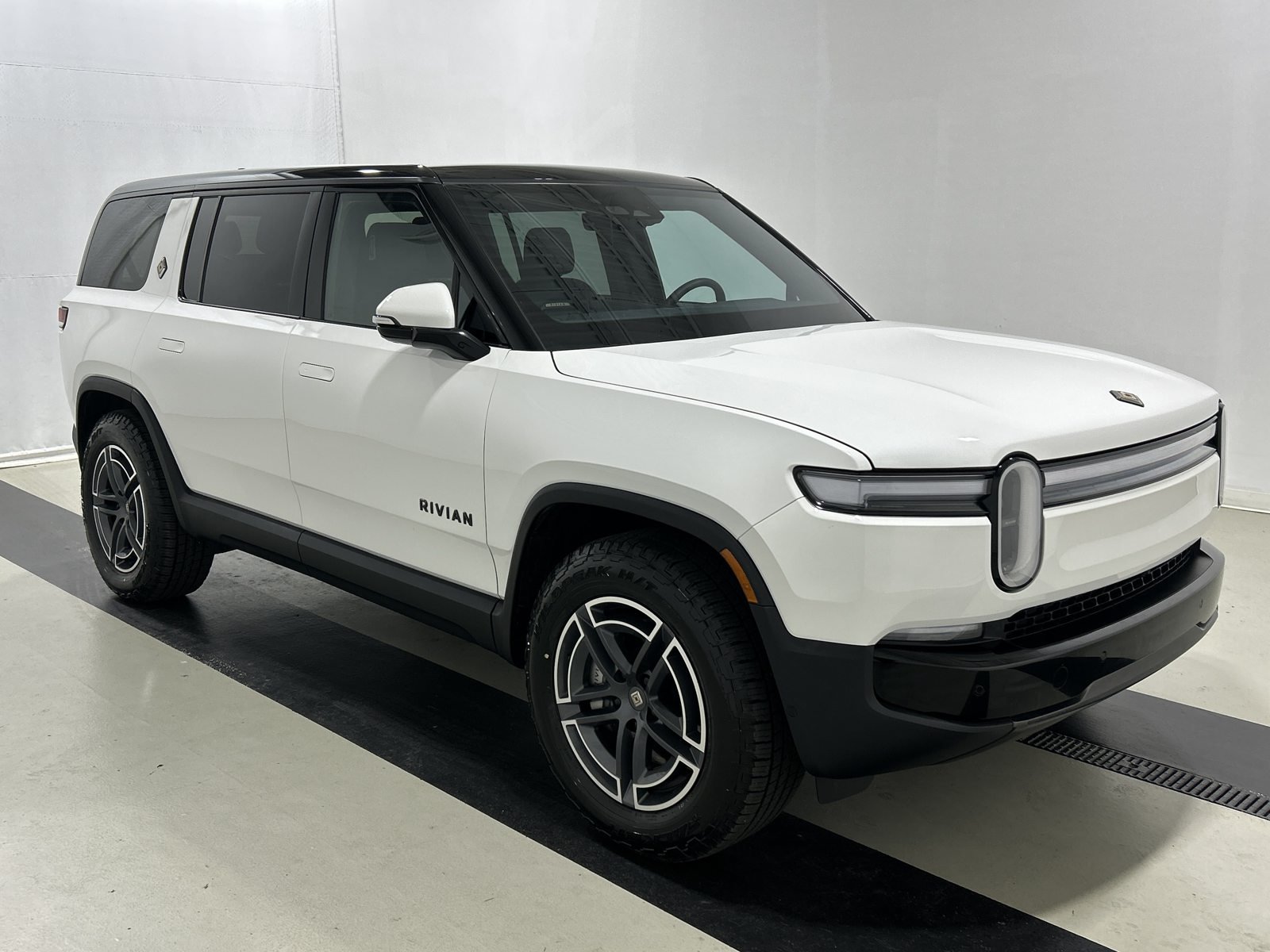 Used 2025 Rivian R1S Adventure Dual AWD/4WD image 7