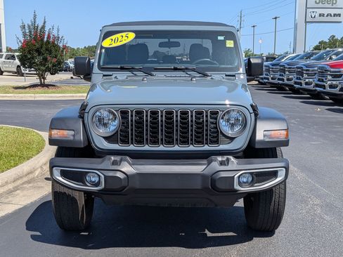 Used 2025 Jeep Gladiator Sport AWD/4WD image 2