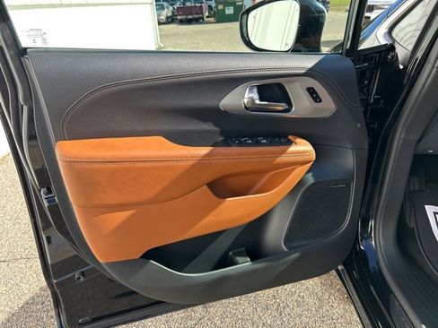 Used 2026 Chrysler Pacifica Pinnacle image 11