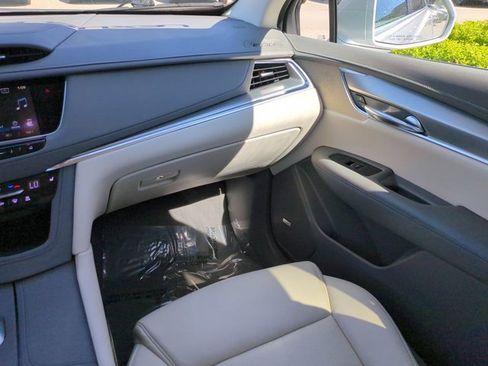 Used 2017 Cadillac XT5 Luxury w/ Driver Awareness Package image 16