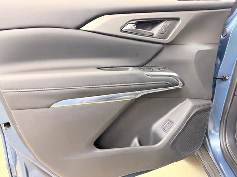 Used 2025 Chevrolet Traverse LT FWD image 8